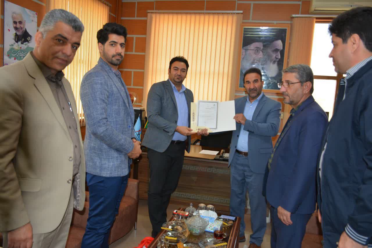 عزیز نوری از رئیس مرکز فروش و خدمات گروه صنعتی بوتان در منطقه غرب کشور تقدیر کرد