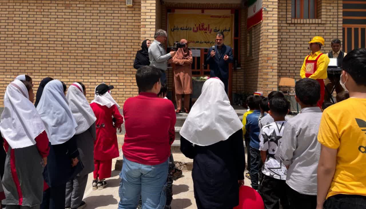 حضور مدیر عامل شرکت توزیع برق استان در دبستان روستای سراب نیلوفر