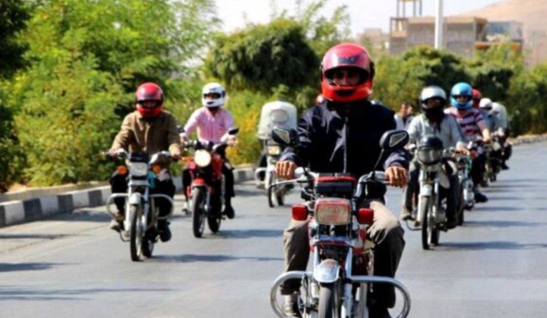 راهداری ۳۸۵ عدد کلاه ایمنی به موتورسواران کرمانشاه اهدا کرد