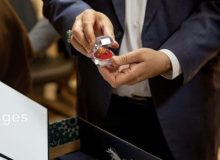 هدیه رهبر معظم انقلاب به دست قهرمانان المپیک و پاراالمپیک کرمانشاهی رسید