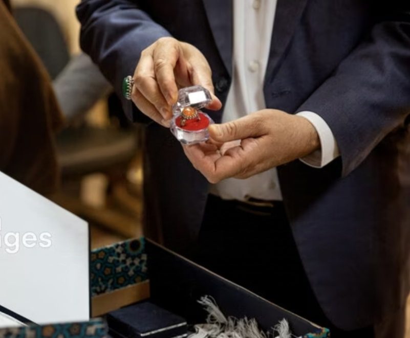 هدیه رهبر معظم انقلاب به دست قهرمانان المپیک و پاراالمپیک کرمانشاهی رسید