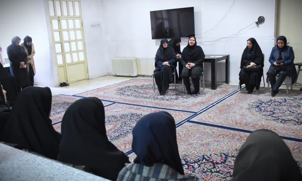 حضور جمعی از بانوان شاغلِ ادارات دولتی در مرکز اورژانس اجتماعی