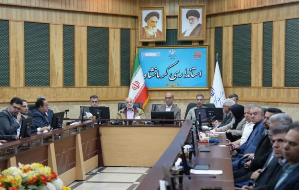 نشست استاندار کرمانشاه با جمعی از صاحبان صنایع و خیرین استان